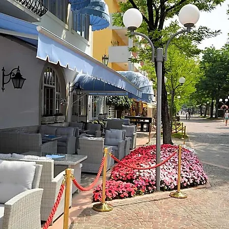 Отель Erica 4*